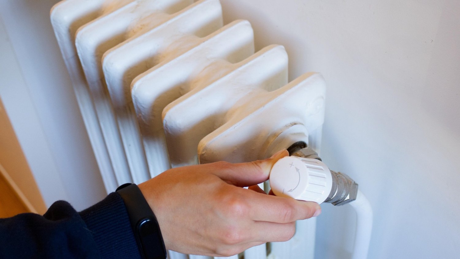 Twoje kaloryfery marnują ciepło. Prosty trik obniży rachunki niemal od razu