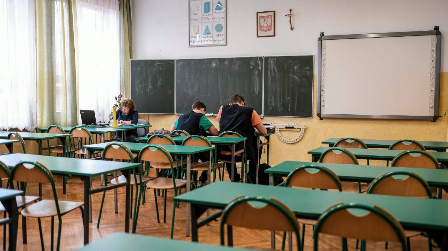 nauczycielka w klasie lekcyjnej z uczniami nauczycielka w klasie lekcyjnej z uczniami