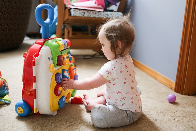 Włączana przez dziecko zabawkowa melodyjka, często przeradzająca się w słuchanie zapętlone, ogranicza możliwości dziecka w zakresie percepcji języka mówionego.