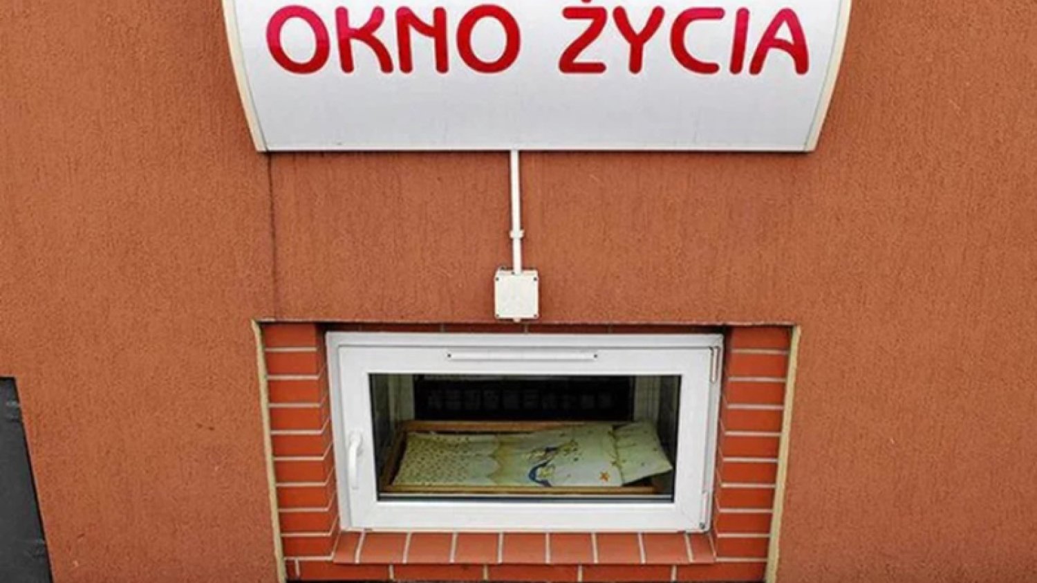 Kilkudniowa dziewczynka została pozostawiona w oknie życia w Ostrowie Wielkopolskim