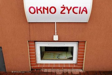 Kilkudniowa dziewczynka została pozostawiona w oknie życia w Ostrowie Wielkopolskim