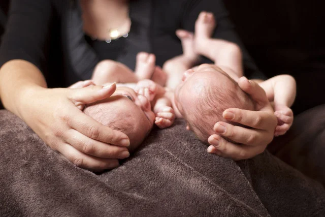Urodzone jednocześnie dziewczynki zostały zakwalifikowane jako bliźnięta, chociaż są zupełnie różne i dzieli je 10 dni wieku.