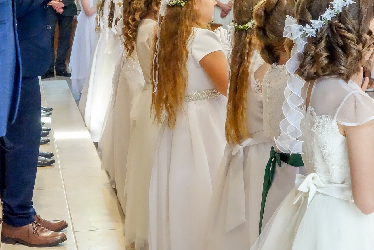 Zajrzała do komunijnej koperty i usiadła. "Chrzestni to sępy bagienne"