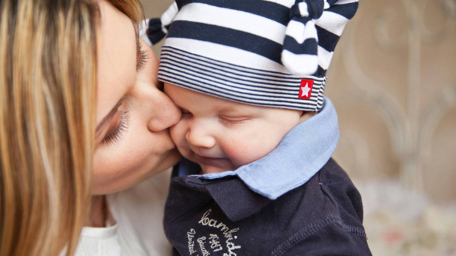 mama przytula niemowlaka mama przytula niemowlaka