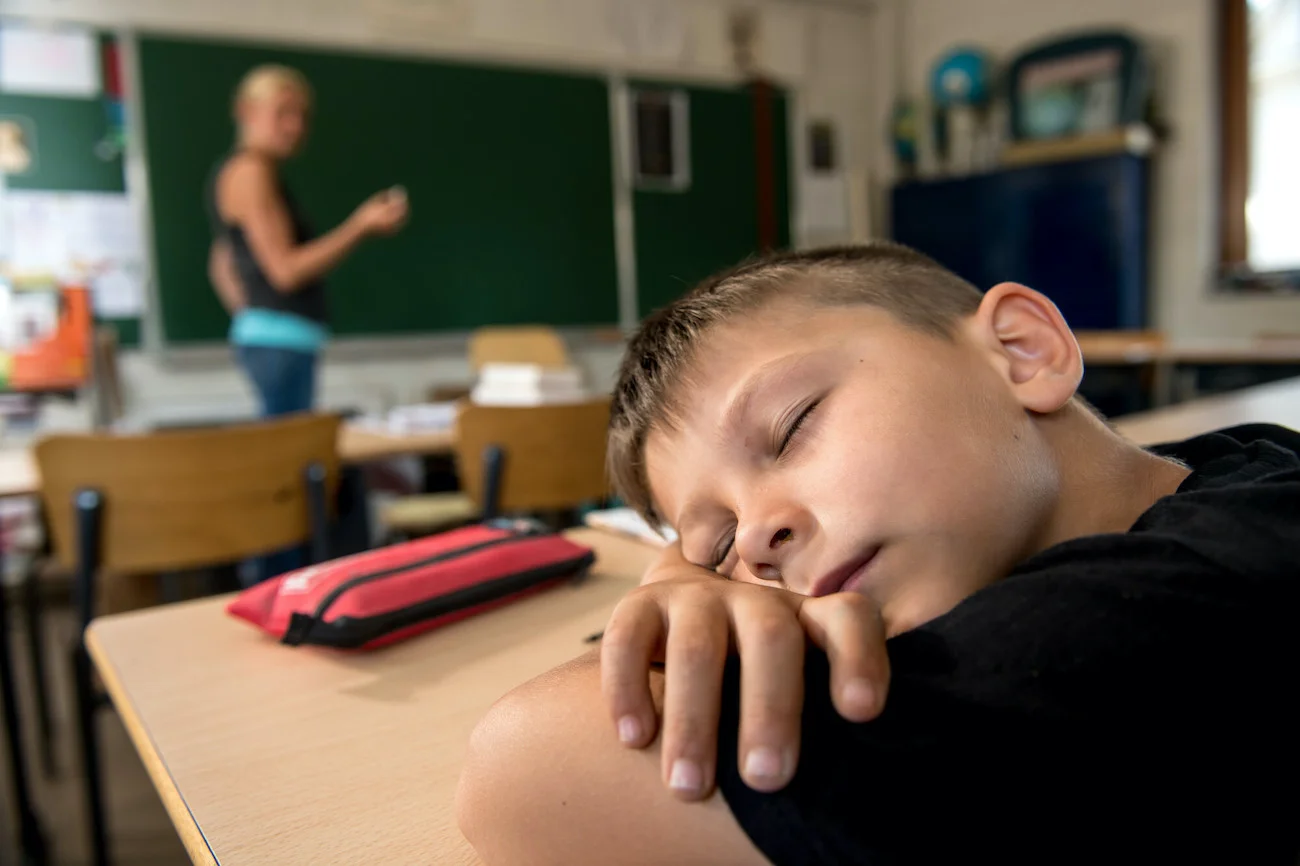 Biedroń: Lekcje powinny zaczynać się godzinę później
