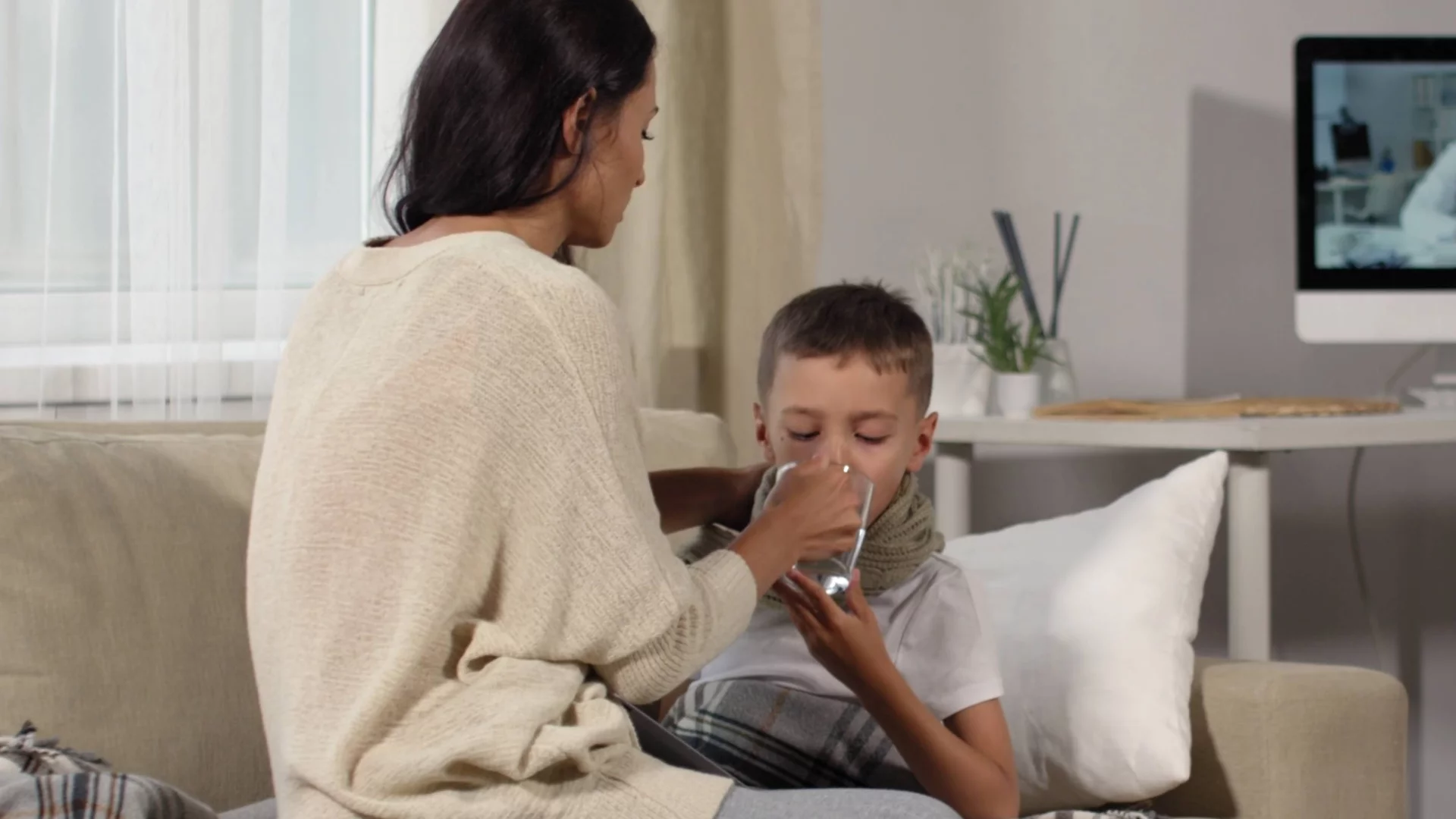 mama daje choremu dziecku picie mama daje choremu dziecku picie