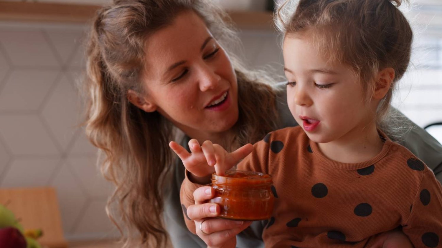 mama i córka w kuchni mama i córka w kuchni