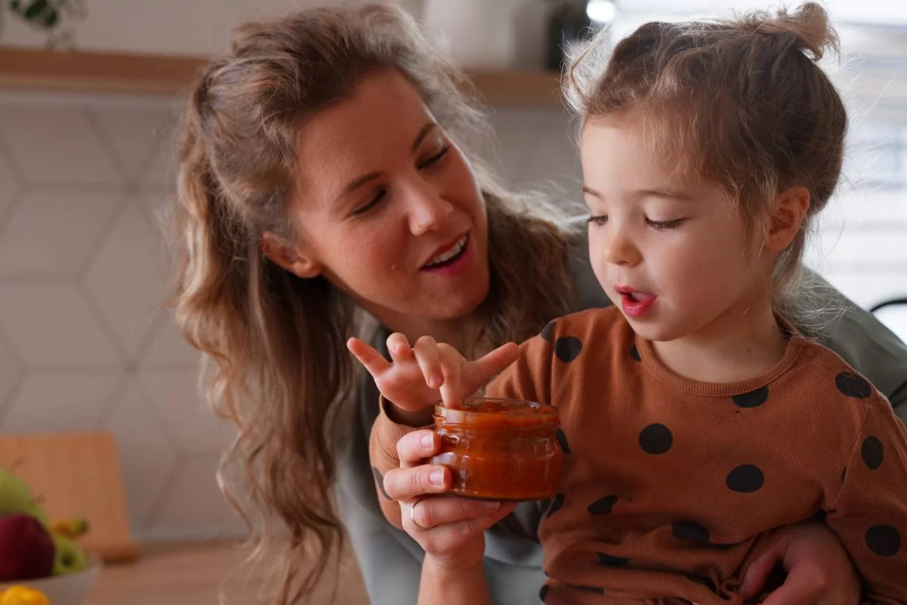 mama i córka w kuchni