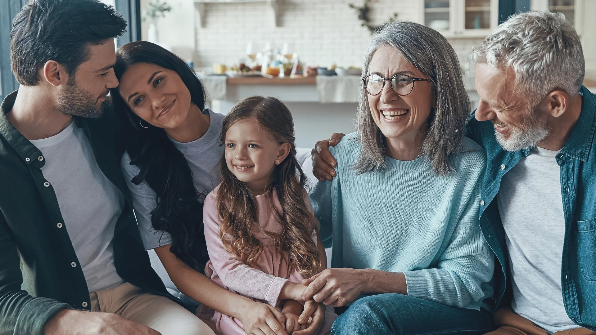 Nowy rok w wielu domach zaczyna się od zmęczenia, a nie energii. Przeciążenie obowiązkami, brak rozmowy i nierówny podział zadań sprawiają, że relacje rodzinne słabną. Jak zadbać o bliskość i emocje całej rodziny w codziennym chaosie?