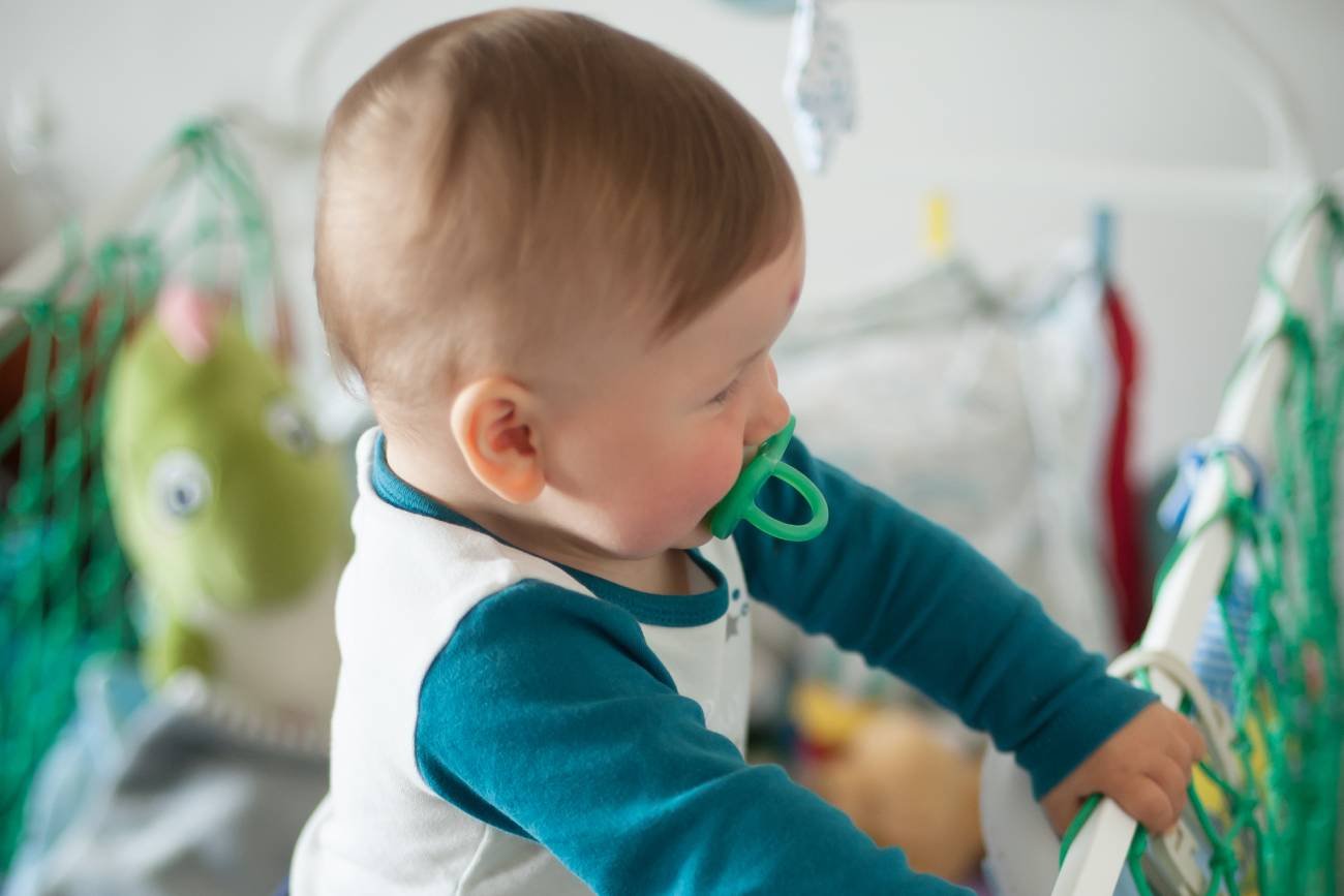 Małe dziecko w łóżeczku. Małe dziecko w łóżeczku.