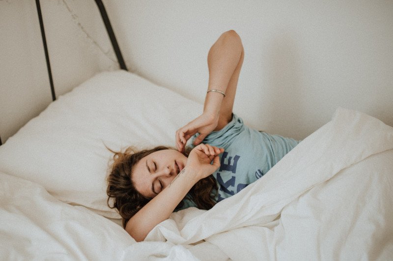 Śpisz z kołdrą czy bez - co jest lepsze na dobry sen? Śpisz z kołdrą czy bez - co jest lepsze na dobry sen?