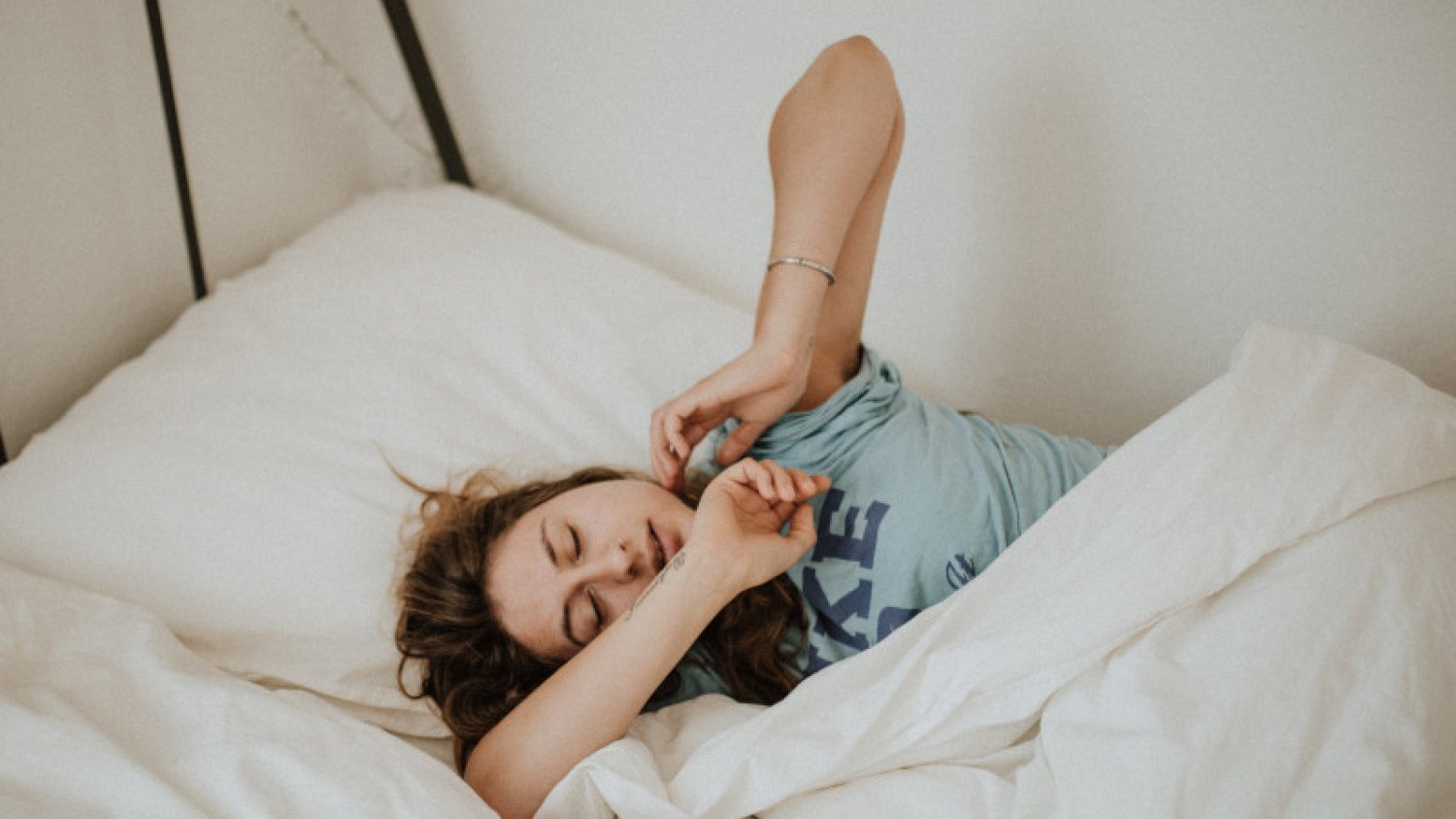 Śpisz z kołdrą czy bez - co jest lepsze na dobry sen?