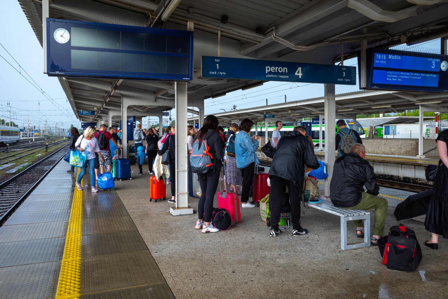 Przepchnęła się na peronie i potrąciła nastolatkę o kuli