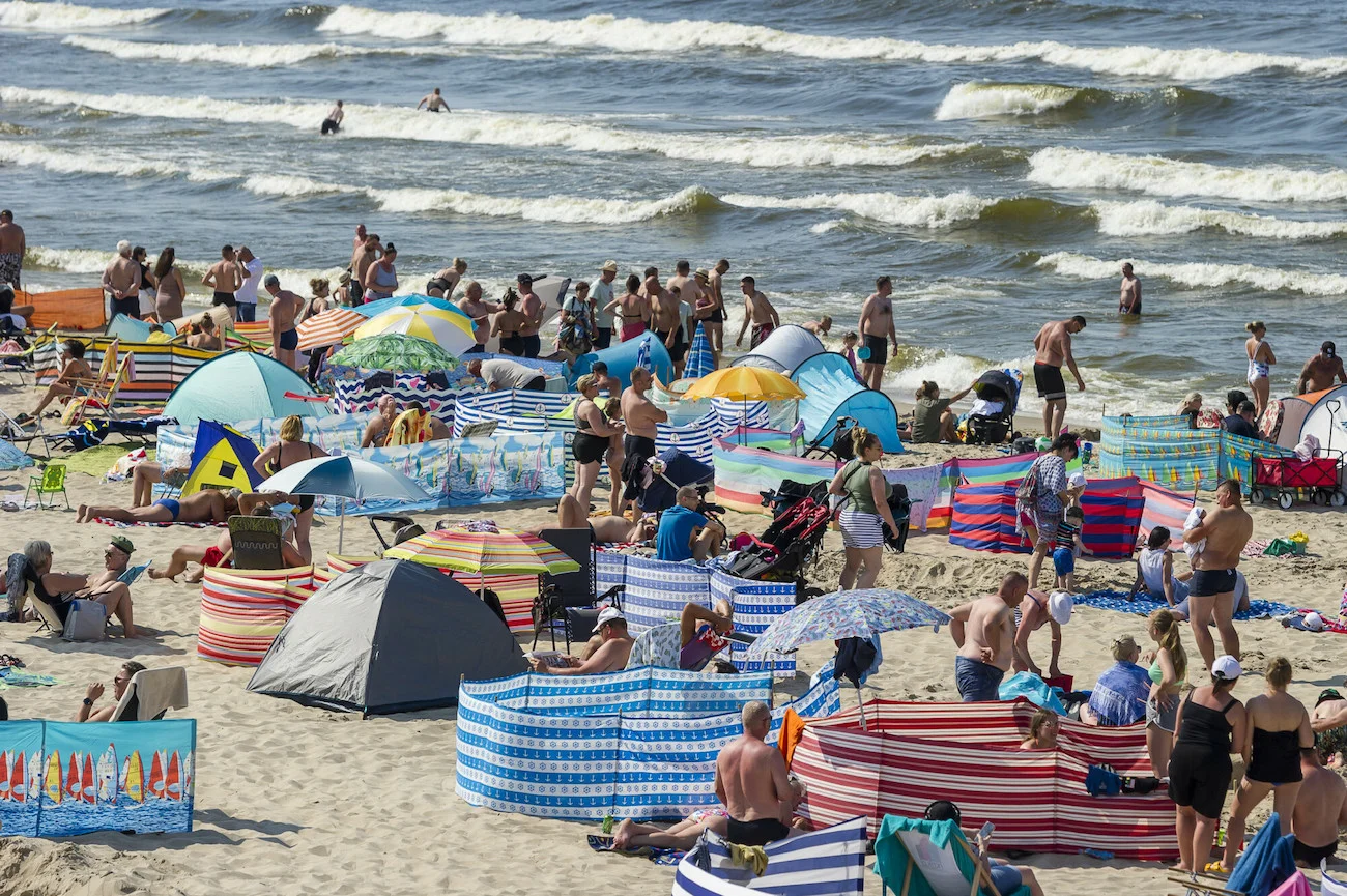 Zatłoczone plaże nad Bałtykiem