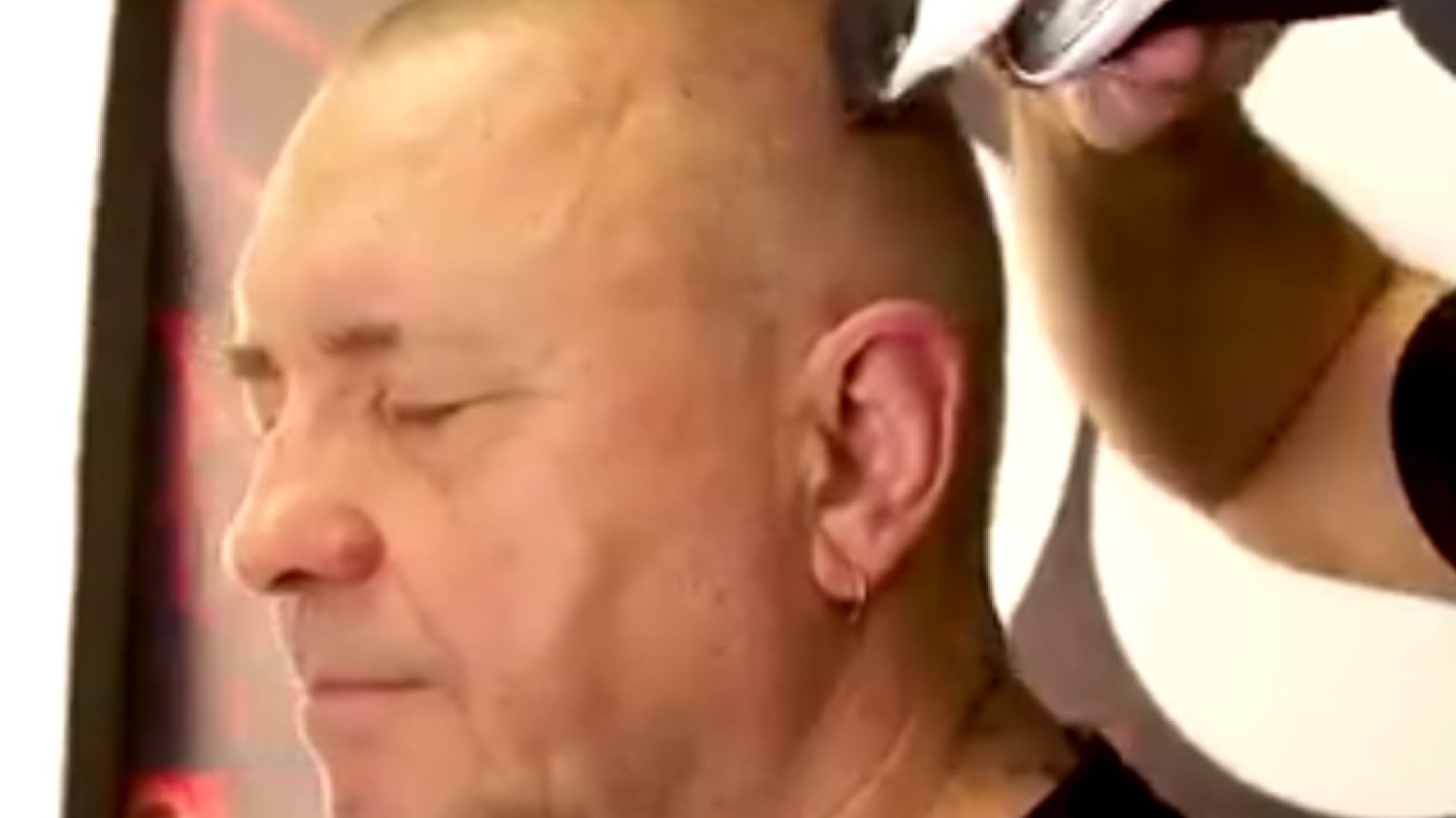 Jurek Owsiak wziął udział w Planet Head Day i zgolił włosy.
