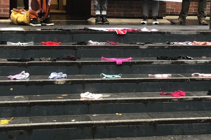 Seksowna bielizna to zachęta do seksu? Nie dajmy sobie tego wmówić! Ludzie wyszli na ulice irlandzkich miast, by zaprotestować przeciwko obarczaniu winą ofiar gwałtów