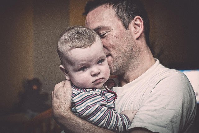 Rozmawianie z ojcem uczy, że emocji nie można tłumić, że mężczyźnie też przystoi powiedzieć co czuje.