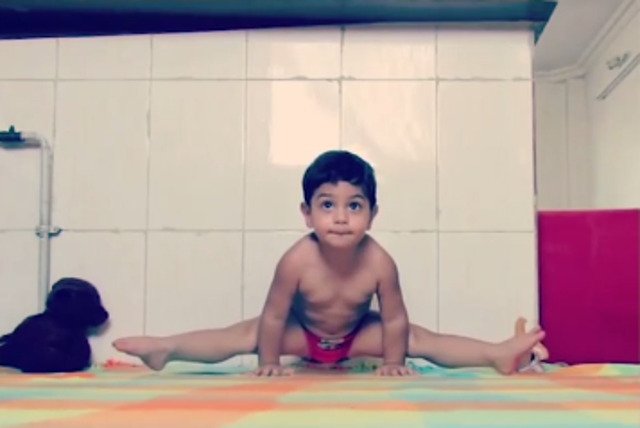 Fot. Screen z [url=http://www.dailymail.co.uk/news/article-3236560/Meet-gymnastics-boy-wonder-Iran-performs-balancing-splits-TVs-climbs-brick-walls-aged-just-TWO.html]Dailymail[/url]