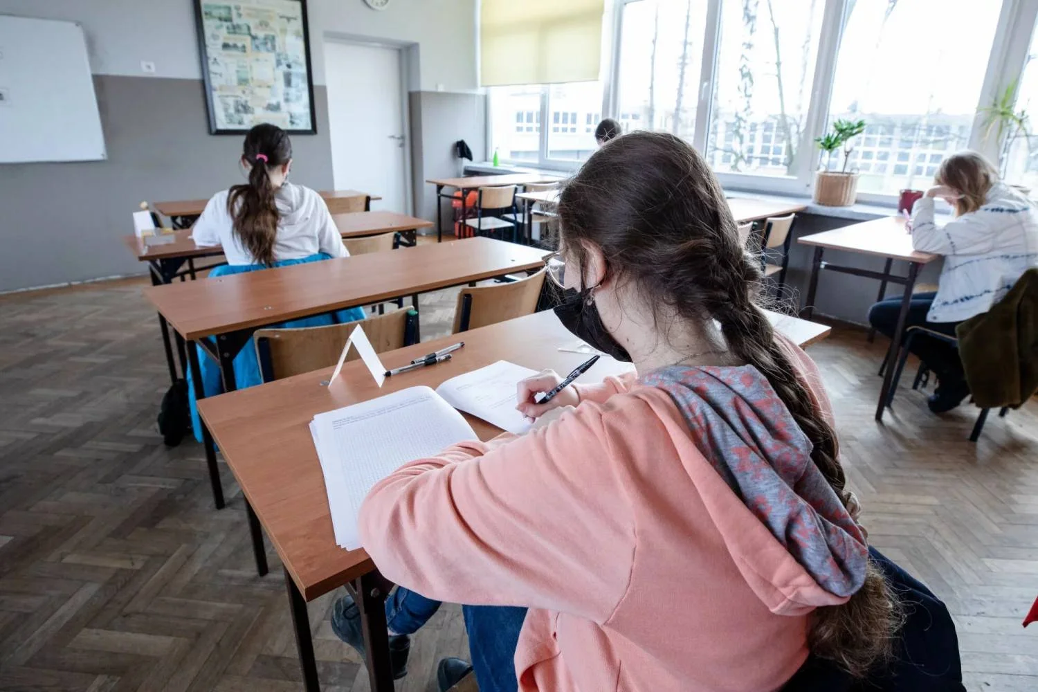 Urzędy przechodzą na tryb zdalny. Dzieci i nauczyciele nadal narażeni