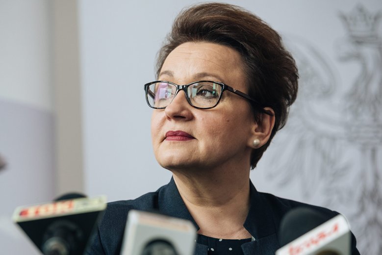 Minister Anna Zalewska walczyła z fundacją "Przestrzeń dla edukacji", by nie ujawniać pełnej listy twórców podstaw programowych po reformie.