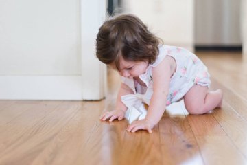 kiedy dziecko raczkuje, kiedy dziecko zaczyna raczkować, raczkowanie, zabawki do raczkowania, rajstopy/nakolanniki do raczkowania, jak nauczyć/zachęcić dziecko raczkowania