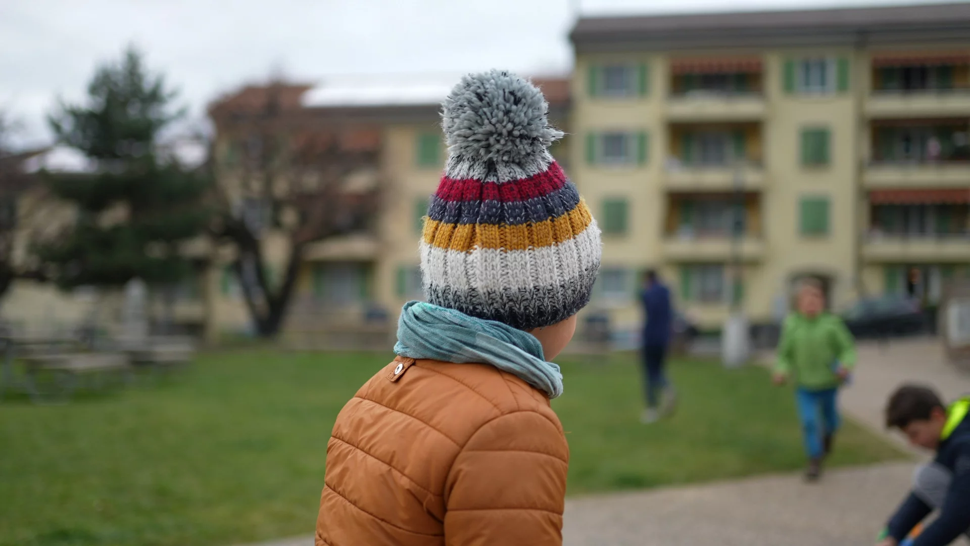 dziecko na podwórku