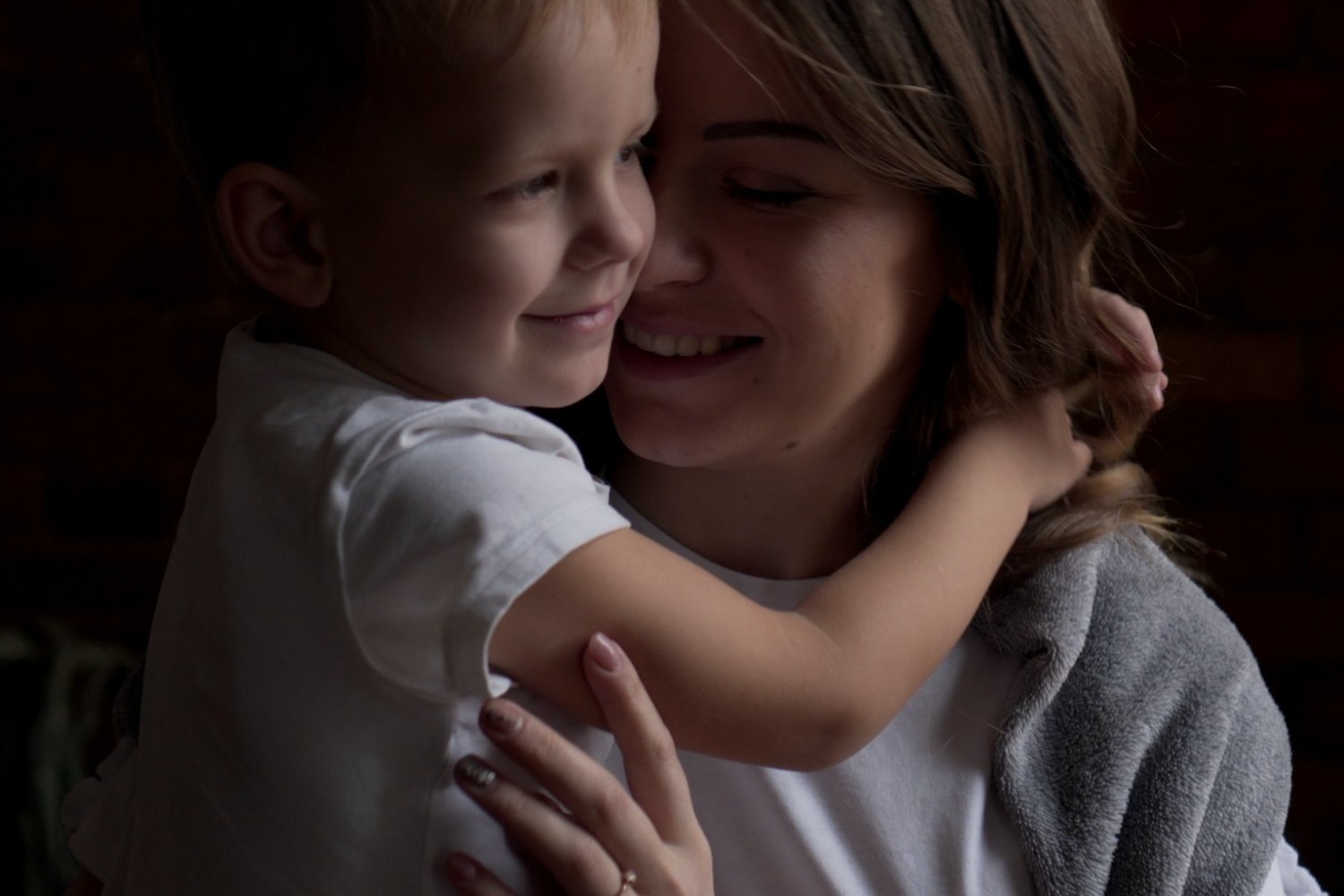 Najważniejsza zasada wychowania Na zdjęciu mama przytula małego synka