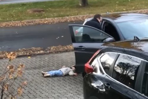 Co zrobić, gdy dziecko składzie się na chodniku i nie chce dalej iść?