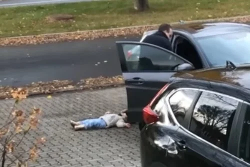Co zrobić, gdy dziecko składzie się na chodniku i nie chce dalej iść?