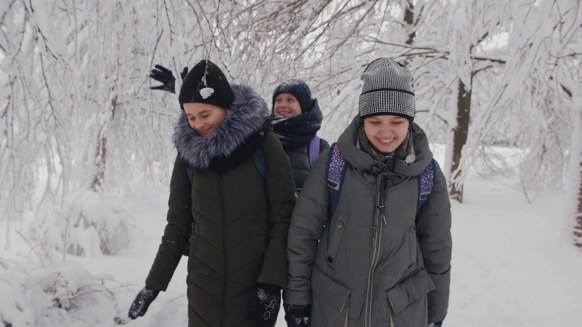 Zima obnaża szkolne absurdy. Dzieci po basenie maszerują w mróz, bo taki mają plan