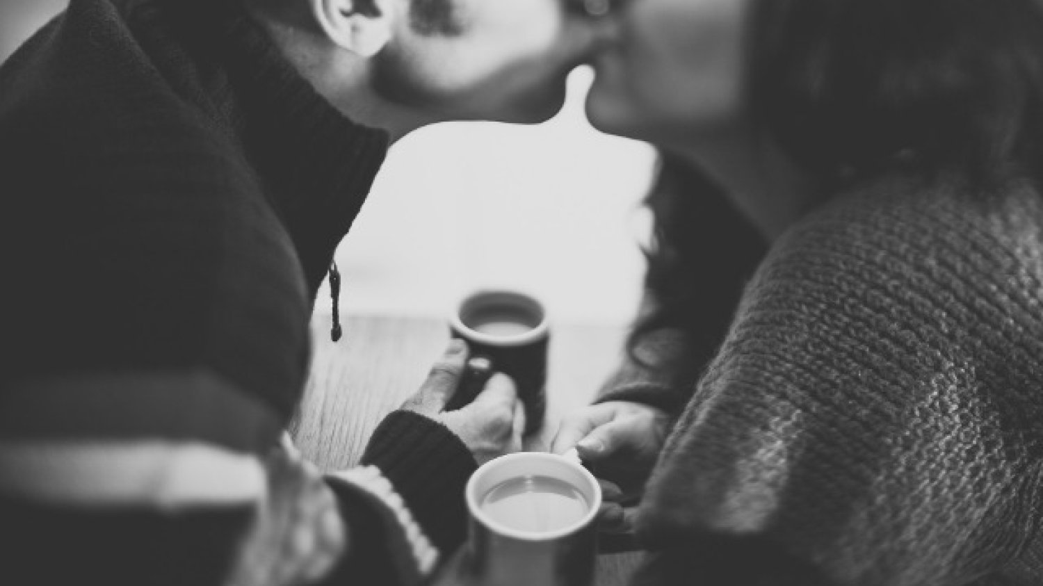 Fot. Pixabay / [url=https://pixabay.com/pl/czarno-biały-para-kissing-pocałunek-1031639/]unsplash[/url] / [url=https://pixabay.com/pl/service/terms/#usage]CC0 Public Domain[/url]