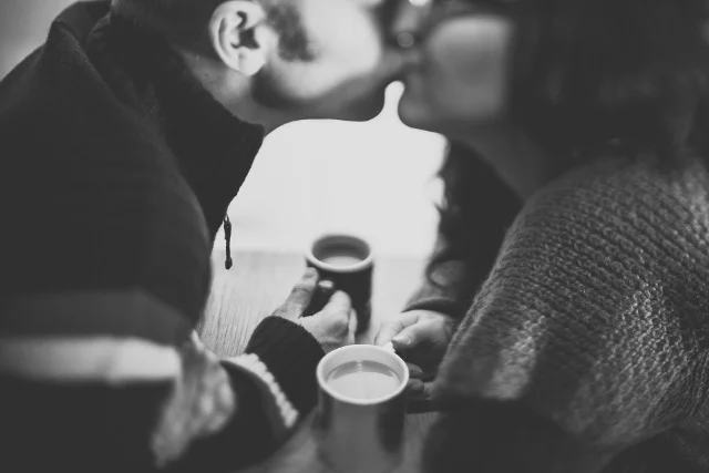 Fot. Pixabay / [url=https://pixabay.com/pl/czarno-biały-para-kissing-pocałunek-1031639/]unsplash[/url] / [url=https://pixabay.com/pl/service/terms/#usage]CC0 Public Domain[/url]