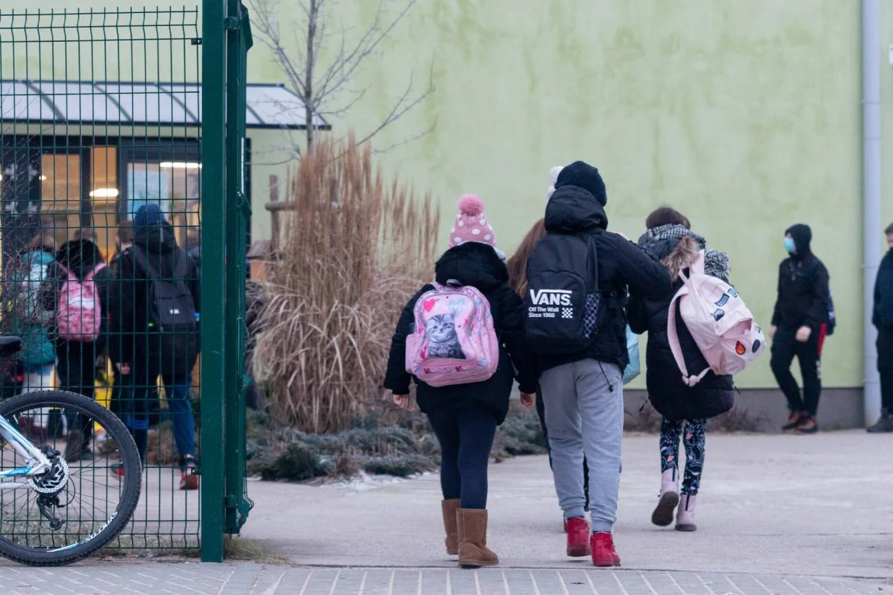 Uczniowie idą do szkoły. Uczniowie idą do szkoły.