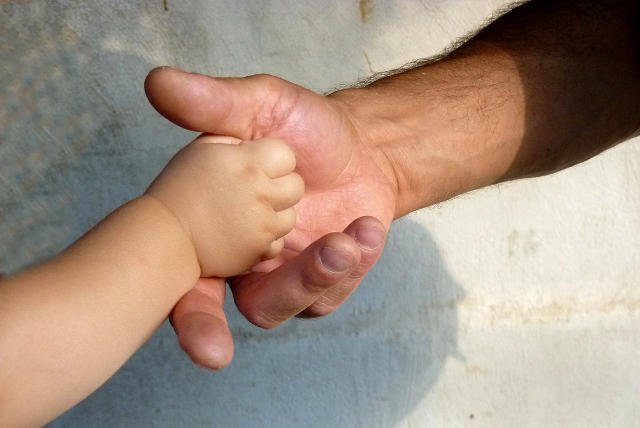 Podanie dłoni dziecka i dorosłego to stały temat komentarzy popularyzatorów wiedzy na temat savoir-vivre'u.