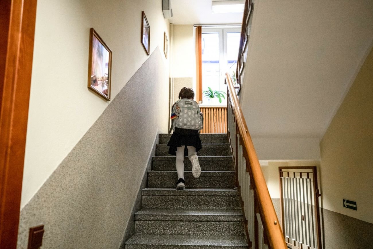 Ukraińskie dzieci chodzą do szkoły z opaskami i naklejkami z grupą krwi