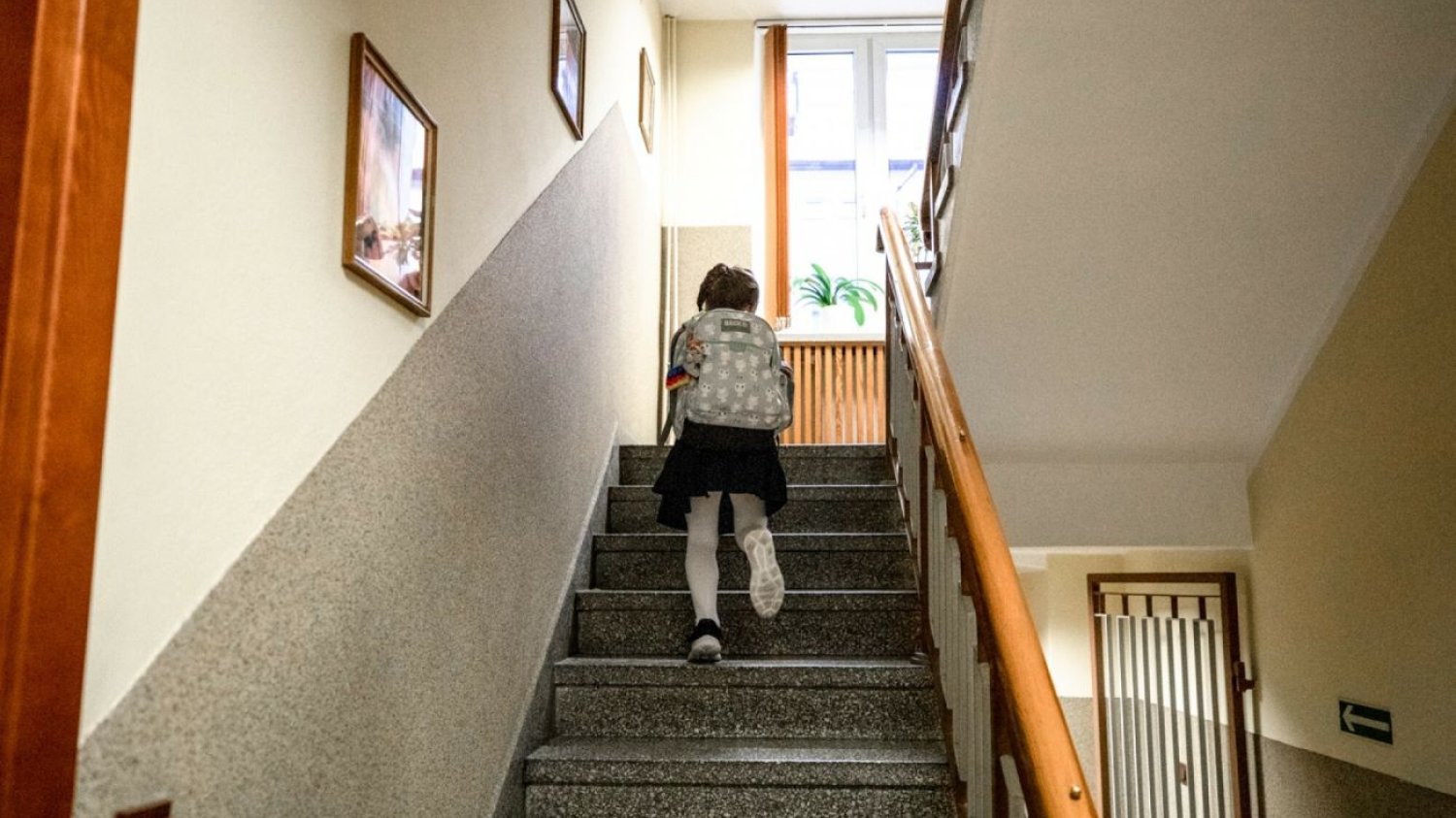 Ukraińskie dzieci chodzą do szkoły z opaskami i naklejkami z grupą krwi