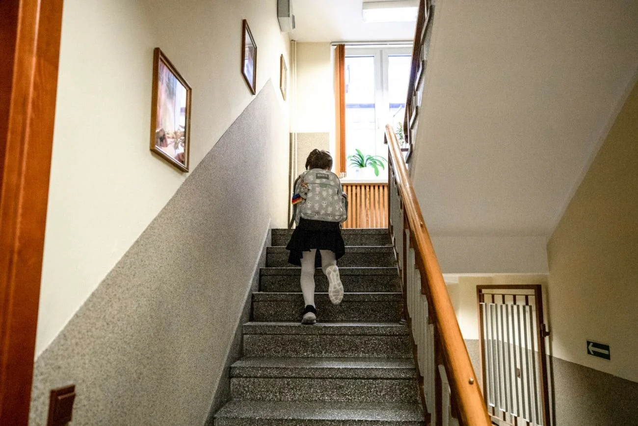 Ukraińskie dzieci chodzą do szkoły z opaskami i naklejkami z grupą krwi