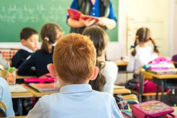 Uczniowie na lekcji słuchają nauczycielki. Uczniowie na lekcji słuchają nauczycielki.