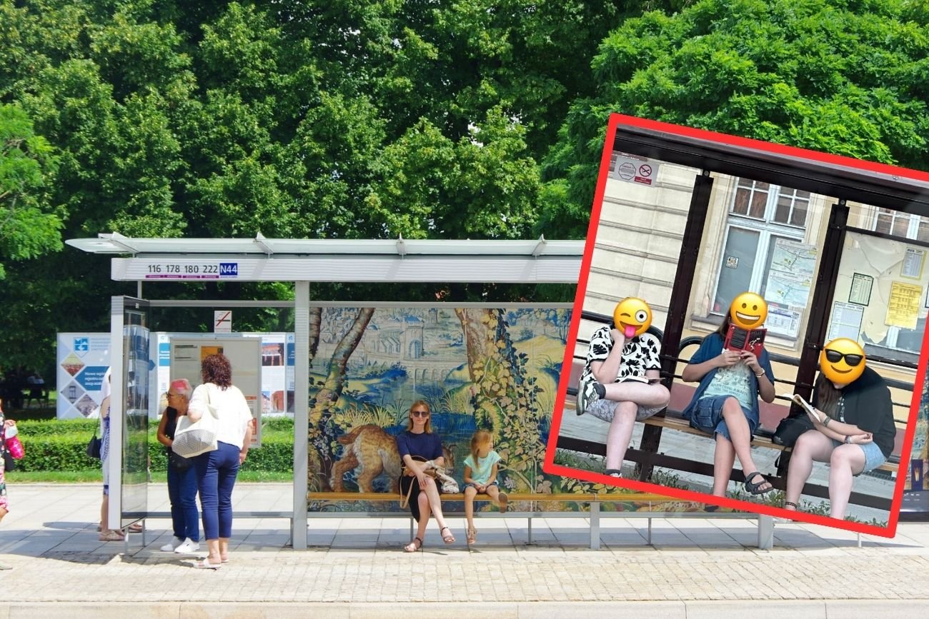 Zdjęcie nastolatków czytających książki na przystanku autobusowym.