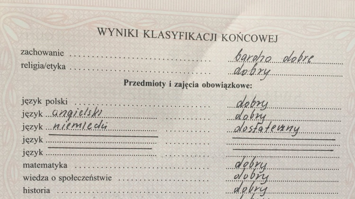 Profesor Jakub Andrzejczak pokazał swe stare świadectwo i apeluje do rodziców