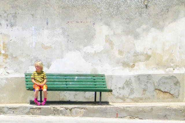 Dzieci z mutyzmem są wycofane w kontaktach z rówieśnikami, przez problemy z werbalnym porozumiewaniem się.