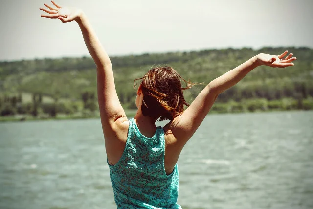 Fot. Pixabay / [url=https://pixabay.com/en/happiness-back-side-woman-young-824419/]pixolga[/url] / [url=https://pixabay.com/en/service/terms/#download_terms]CC0 Public Domain[/url]