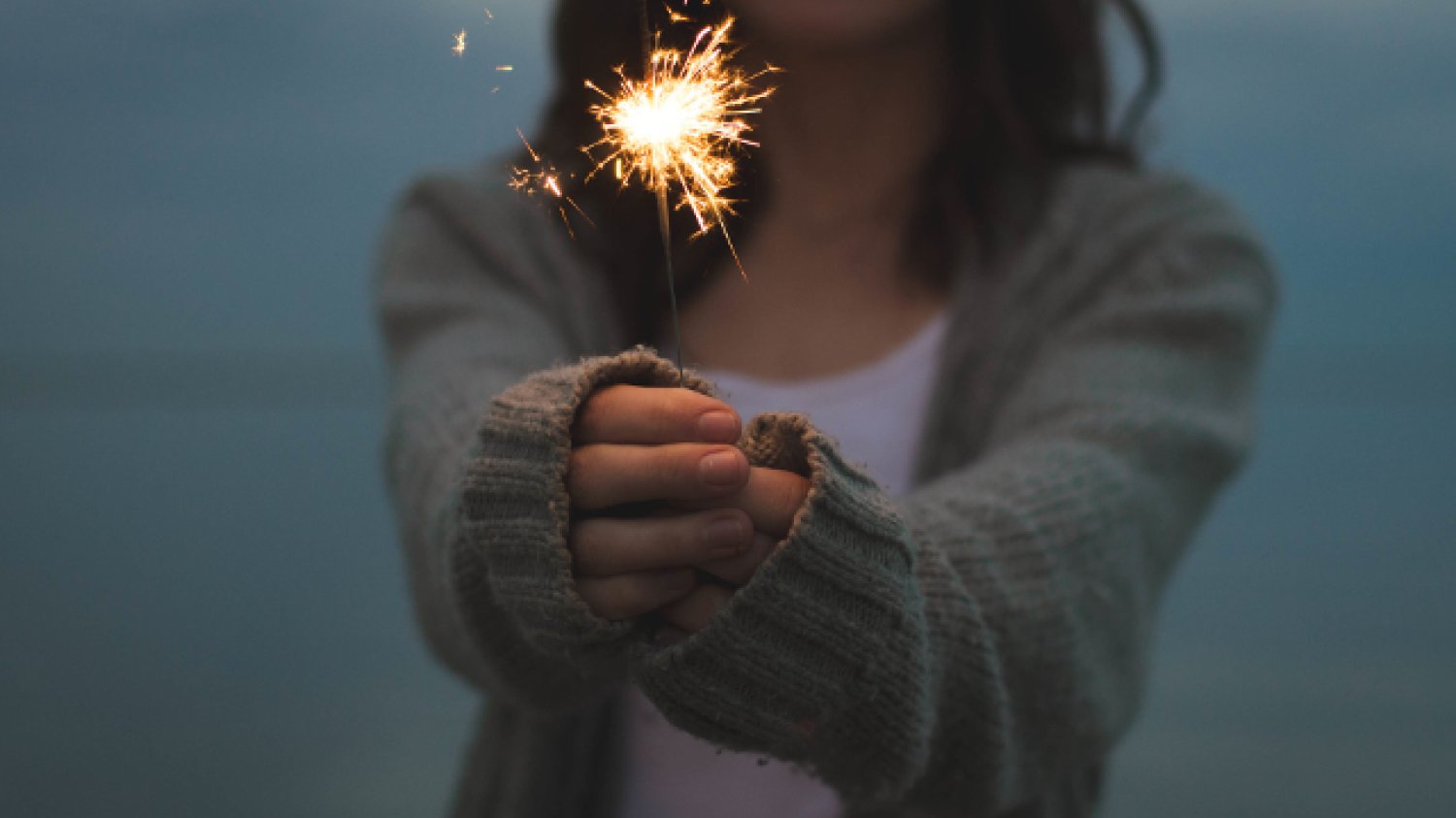 Fot. Pexels / [url=https://www.pexels.com/photo/light-person-woman-fire-5076/] unsplash[/url] / [url=https://www.pexels.com/photo-license/] CC0 License[/url]