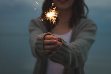 Fot. Pexels / [url=https://www.pexels.com/photo/light-person-woman-fire-5076/] unsplash[/url] / [url=https://www.pexels.com/photo-license/] CC0 License[/url]