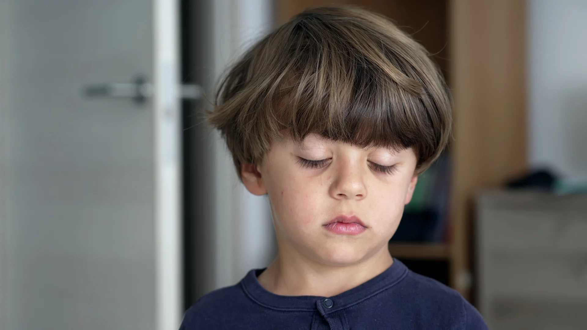 smutny chłopiec smutny chłopiec