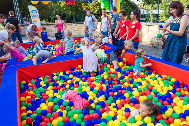 W Krainie Kinder Niespodzianki znajdziecie mnóstwo atrakcji, między innymi baseny z piłkami