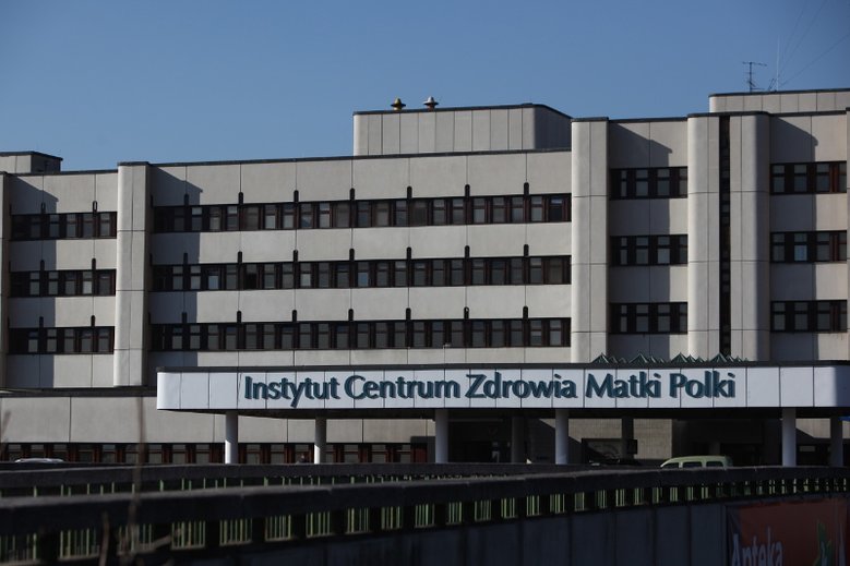 Małe dzieci połykają różne przedmioty. Kiedy jechać do szpitala?