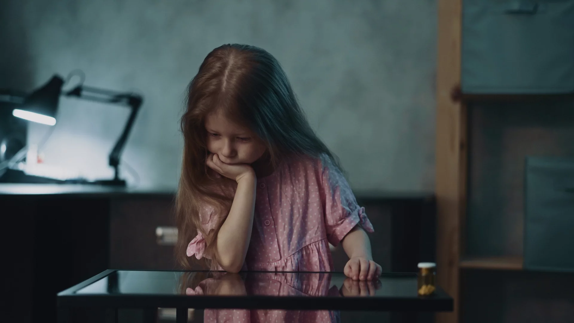 smutna dziewczynka smutna dziewczynka