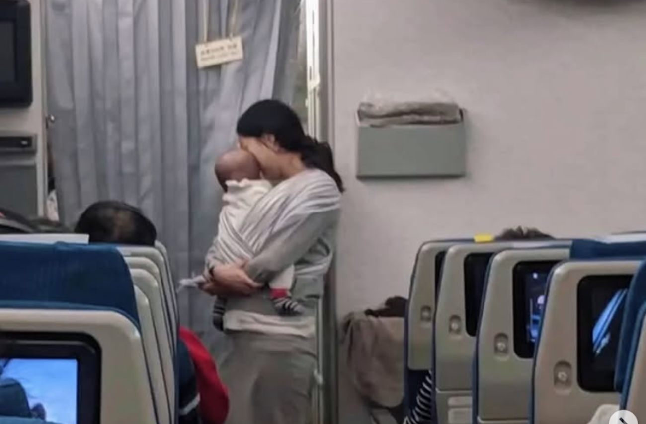 kobieta z dzieckiem w samolocie kobieta z dzieckiem