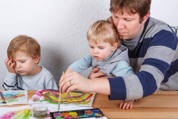 Szkoły coraz częściej angażują rodziców do pomocy w wykonaniu prac domowych z plastyki swoich dzieci.